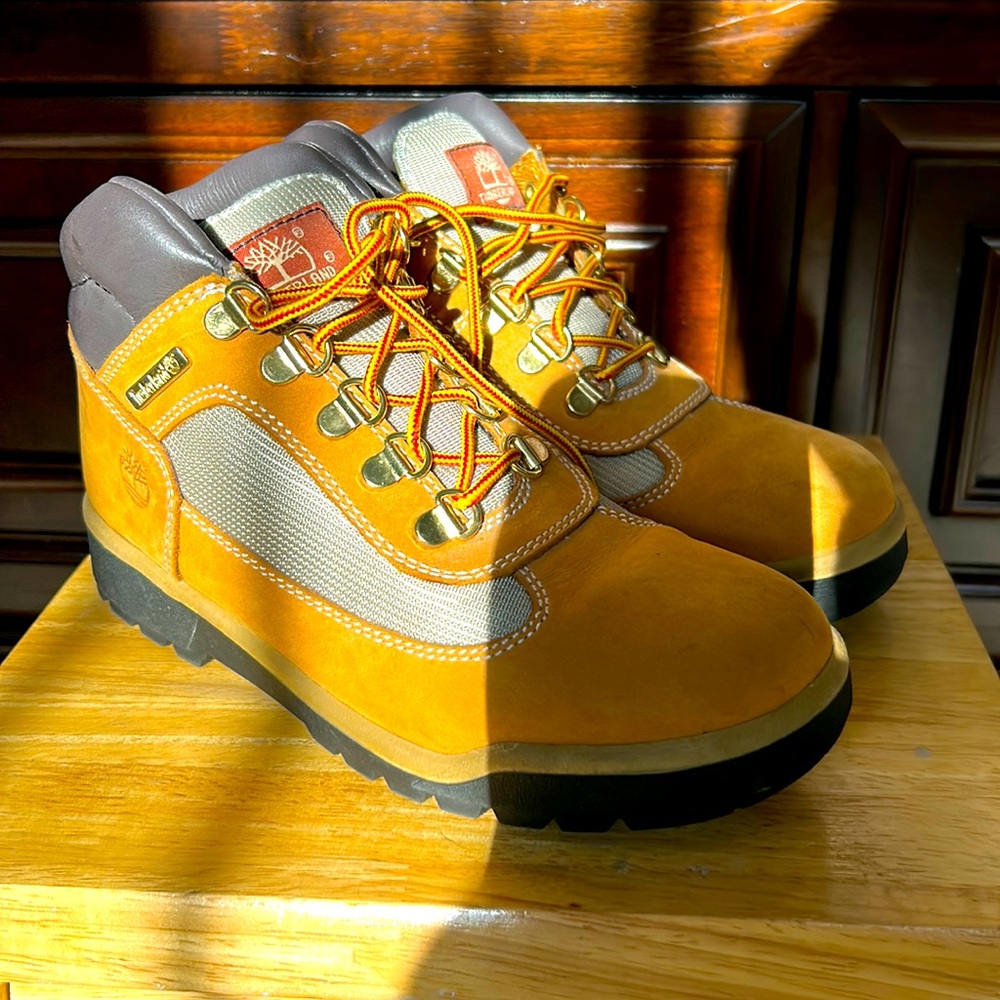 ❌ SOLD 
Timberland  paint scuff on the back of the right shoe